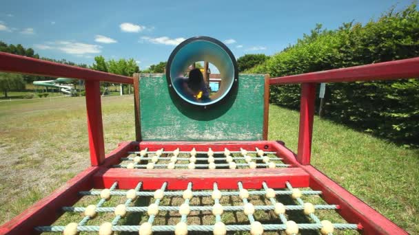 Mädchen spielt auf Spielplatz — Stockvideo