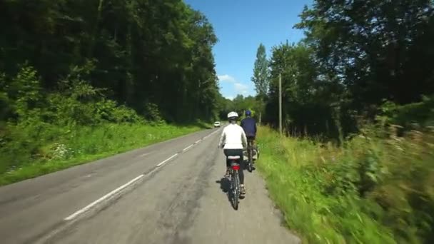 Συνταξιούχο ζευγάρι ποδηλασία στον δρόμο — Αρχείο Βίντεο