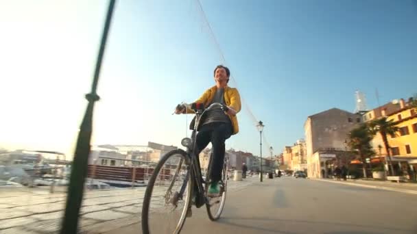 Чоловік їде на велосипеді по дорозі — стокове відео