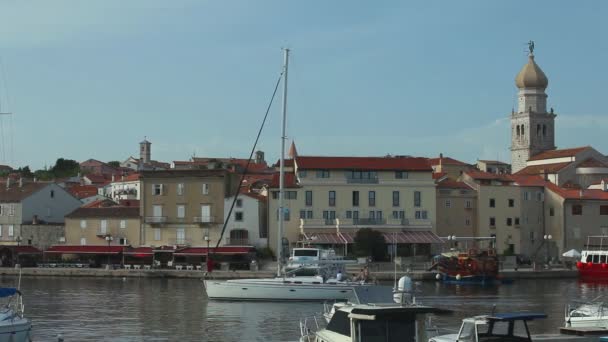 Лодки в гавани старого города Крк — стоковое видео