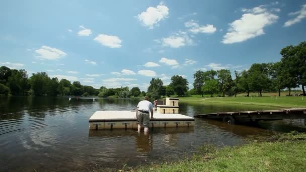 Att sätta flytande plattform på sjön — Stockvideo