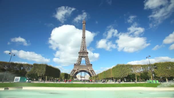 Tourist at the eiffel tower — Stock Video