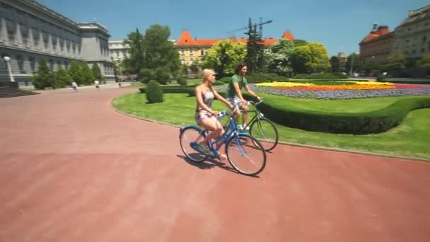 Пара наслаждается велосипедной прогулкой по парку — стоковое видео