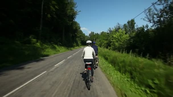 Couple retraité faisant du vélo sur la route — Video