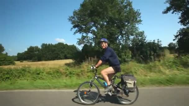 Hombre en bicicleta por carretera — Vídeos de Stock