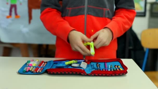Учень, що показує свій випадок з олівцем — стокове відео