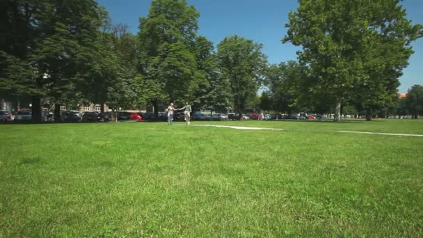 Pareja disfrutando de ciclismo a través del parque — Vídeo de stock