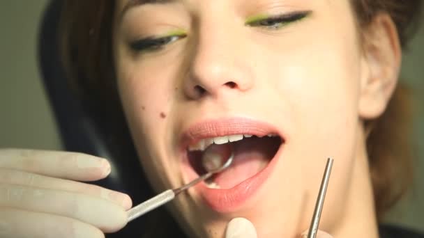 Nő a fogászattal — Stock videók