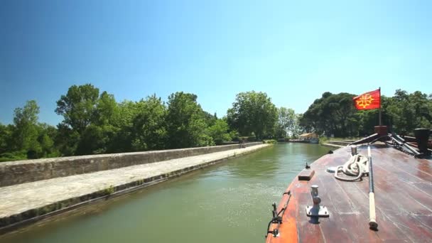 Viajar en un barco de madera — Vídeo de stock