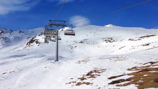 Ski lift view of skiers — Stock Video