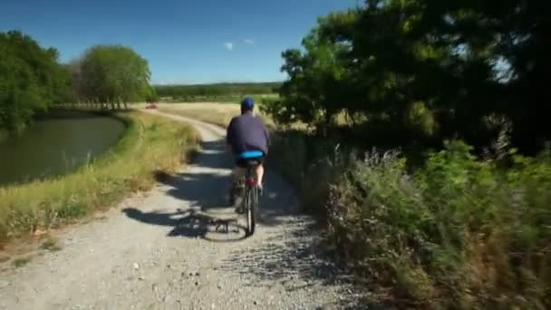 Pareja jubilada en bicicleta junto al río — Vídeo de stock