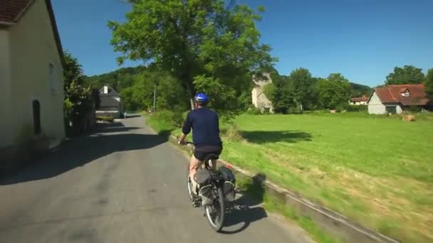 Hombre en bicicleta por carretera — Vídeo de stock