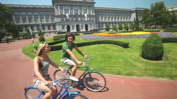 Coppia godendo in bicicletta attraverso il parco — Video Stock