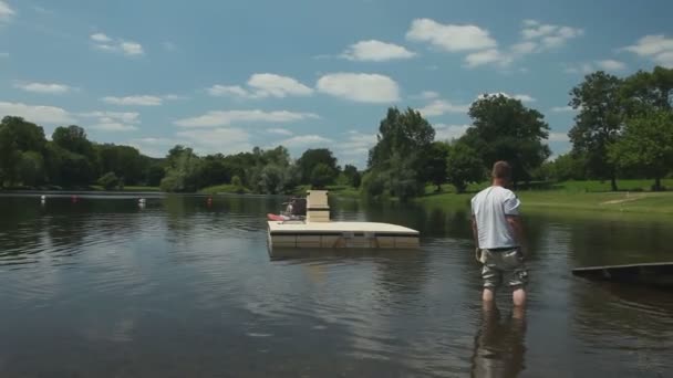 Putting floating platform on lake — Stock Video