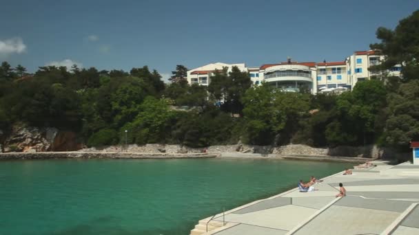 Vista de la pequeña bahía en Krk en la isla de Krk — Vídeos de Stock