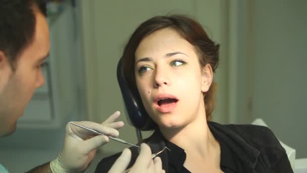 Femme au cabinet de dentiste — Video