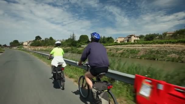 Casal aposentado de bicicleta na estrada — Vídeo de Stock