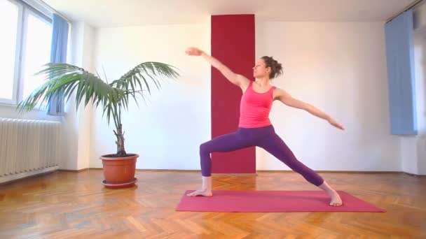 Kvinnan gör yoga asanas i hall — Stockvideo