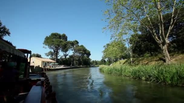 Voyager sur un bateau en bois — Video