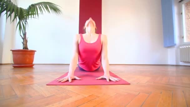 Mujer joven haciendo yoga — Vídeos de Stock