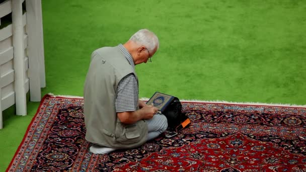 Muslimska anhängare i eftermiddag bön i moskén — Stockvideo