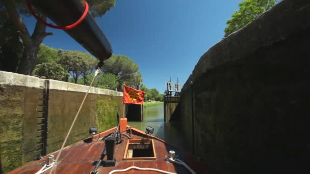 Barco en esclusa — Vídeos de Stock
