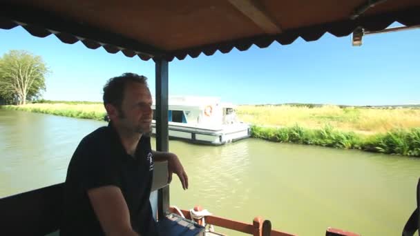 Kapitän fährt Touristen auf Kahn — Stockvideo
