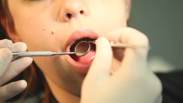 Женщина у стоматолога — стоковое видео