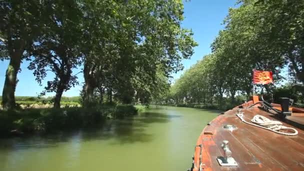 Viajando em um barco de madeira — Vídeo de Stock