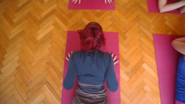 Kvinnan gör yoga på gummimatta — Stockvideo
