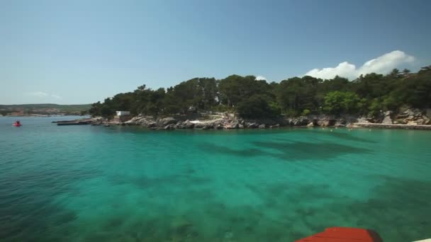 Weergave van kleine baai in in Krk — Stockvideo