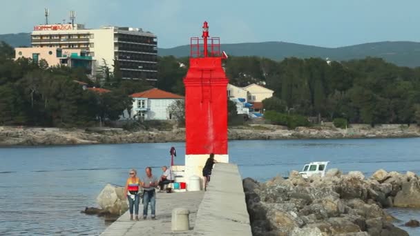 Toeristen lopen op haven muur — Stockvideo