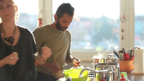 Indiano homem preparando almoço na cozinha — Vídeo de Stock