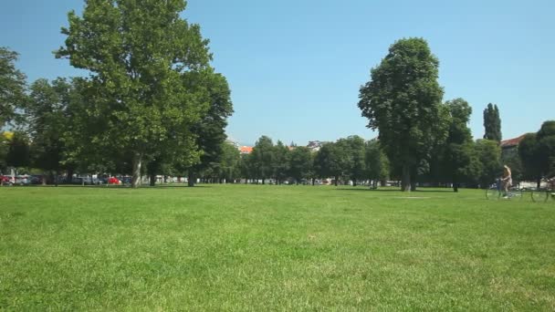 Paar genießt Radeln durch Park — Stockvideo