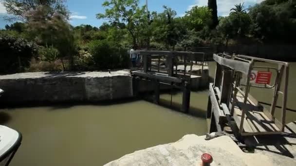 Schiff verlässt Schleuse — Stockvideo