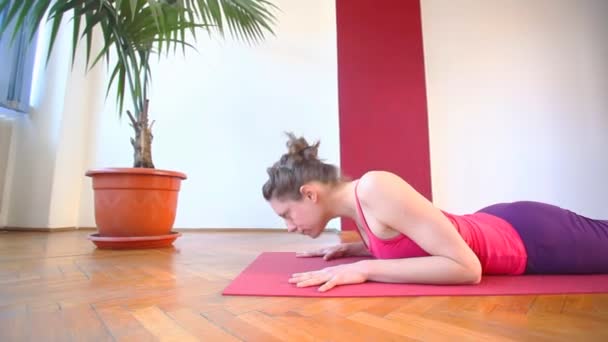 Молода жінка робить йогу — стокове відео