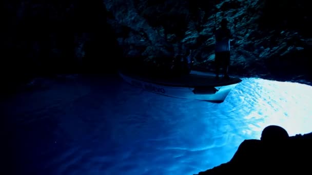 Touristen auf dem Boot in der Höhle des Blauen Lochs — Stockvideo