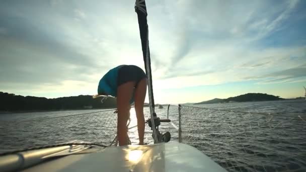 Marktlieden touwen op de boeg van zeilboot — Stockvideo