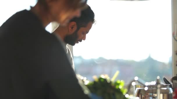 Pareja joven preparando el almuerzo — Vídeo de stock