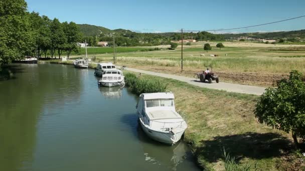 Csónak kikötve a Canal du Midi — Stock videók