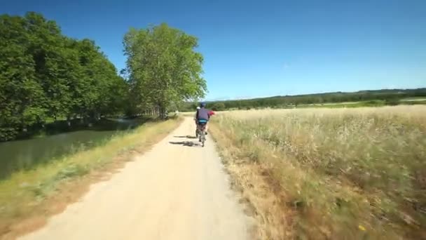 Muž na kole na polní cestě — Stock video