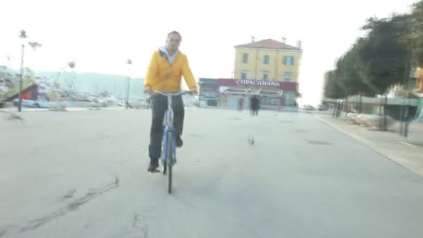 Mann radelte auf Straße — Stockvideo