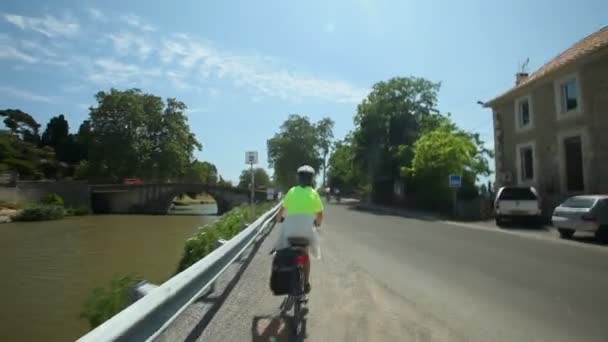 Отставная пара на велосипеде по дороге — стоковое видео