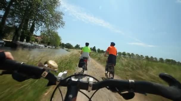 Důchodci pár cyklistické vedle řeky — Stock video