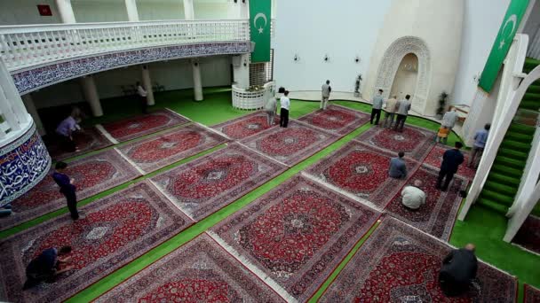 Zagreber Moschee während des Nachmittagsgebets — Stockvideo