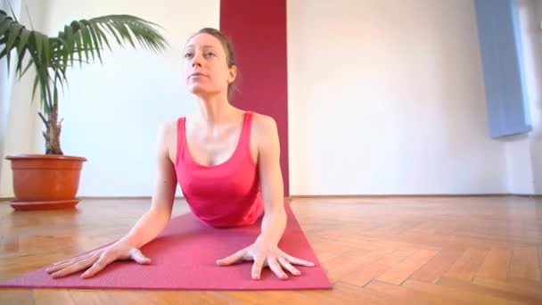 Mujer joven haciendo yoga — Vídeos de Stock