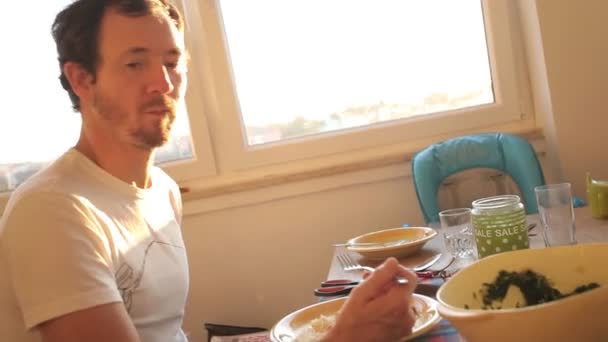 Group of friends eating lunch at home — Stock Video