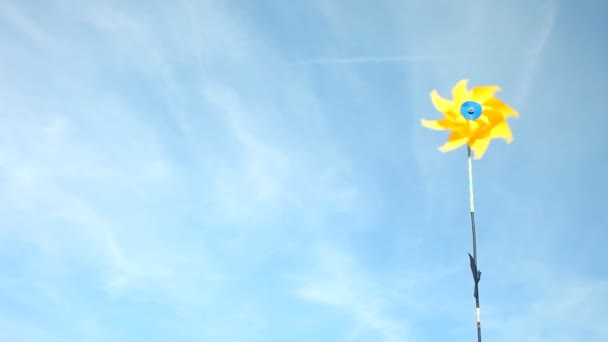 Moulin à vent jaune filant dans le vent — Video