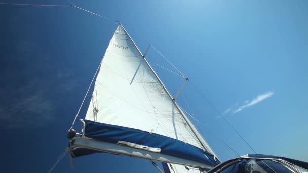 Voile flottant dans le vent 