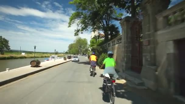 Pareja jubilada en bicicleta por carretera — Vídeos de Stock